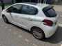 Peugeot 208 1.2 PureTech Allure Panorama Dak | Climate Control | Cruise | Carplay | 16" Lichtmetaal | Navigatie | Parkeersensoren | Achteruitrijcamera | Apple Carplay/Android Auto|telefoonintegratie premium | Chroom delen exterieur