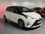 Toyota Yaris 1.5 Hybrid Bi-Tone Luxe en nette auto slechts 72366 KM met stoelverwarming, parkeersensoren etc