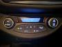 Toyota Yaris 1.5 Hybrid Bi-Tone Luxe en nette auto slechts 72366 KM met stoelverwarming, parkeersensoren etc