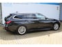 BMW 3-Serie Touring 318i High Executive | Incl. 12 maanden garantie | Trekhaak elektrisch uitklapbaar | Harman/Kardon audio | Apple Carplay/Android Auto | Sport stoelen | DAB | Voorstoelen verwarmd | Elektrische achterklep | Cruise control adaptief |