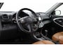 Toyota RAV4 2.0 VVTi Executive | Navigatie | Stoelverwarming | Cruise Control | Clima | Parkeersensoren voor/achter | Treeplanken | 17 inch | DVD speler