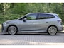 BMW 2-Serie Active Tourer 218i M-Pakket | Pano | HUD | Harman Kardon | Adap Cruise | LED | Elektr. Stoel Mem | DAB | Keyless | Camera | Etc.