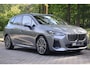 BMW 2-Serie Active Tourer 218i M-Pakket | Pano | HUD | Harman Kardon | Adap Cruise | LED | Elektr. Stoel Mem | DAB | Keyless | Camera | Etc.
