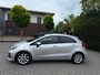 Kia Rio 1.2 CVVT DynamicLine, Clima, Achteruitrijcamera, Cruise Control, Navigatie, LM-velgen 16" & all-season banden, 1e eigenaar