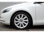 Volvo V40 T2 Kinetic 129PK Handgeschakeld | Verwarmbare Voorruit | Trekhaak | Getint Glas | Cruise Control | Navigatie | Bluetooth | Achteruitrijcamera | Parkeersensoren Achter | Stoelverwarming |