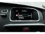 Volvo V40 T2 Kinetic 129PK Handgeschakeld | Verwarmbare Voorruit | Trekhaak | Getint Glas | Cruise Control | Navigatie | Bluetooth | Achteruitrijcamera | Parkeersensoren Achter | Stoelverwarming |