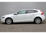 Volvo V40 T2 Kinetic 129PK Handgeschakeld | Verwarmbare Voorruit | Trekhaak | Getint Glas | Cruise Control | Navigatie | Bluetooth | Achteruitrijcamera | Parkeersensoren Achter | Stoelverwarming |