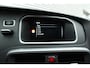 Volvo V40 T2 Kinetic 129PK Handgeschakeld | Verwarmbare Voorruit | Trekhaak | Getint Glas | Cruise Control | Navigatie | Bluetooth | Achteruitrijcamera | Parkeersensoren Achter | Stoelverwarming |