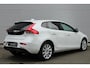 Volvo V40 T2 Kinetic 129PK Handgeschakeld | Verwarmbare Voorruit | Trekhaak | Getint Glas | Cruise Control | Navigatie | Bluetooth | Achteruitrijcamera | Parkeersensoren Achter | Stoelverwarming |