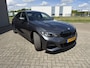 BMW 3-Serie 330i High Executive M Sport Schuif-/ Kanteldak 19 Inch Wegklapbare trekhaak Achteruitrijcamera Carplay Stoelverwarming
