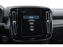 Volvo XC40 T3 163PK Automaat R-Design Adaptieve cruise control / Leder met alcantara bekleding / Parkeersensoren met camera / Trekhaak / stoel - en stuurverwarming / Apple carplay