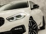 BMW 1-Serie 118i High Executive Automaat (APPLE CARPLAY, DEALER ONDERHOUDEN, GROOT NAVI, STUUR/STOELVERWARMING, SPORTSTOELEN, PARKEERSENSOREN, GETINT GLAS, CRUISE, NIEUWSTAAT)