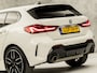 BMW 1-Serie 118i High Executive Automaat (APPLE CARPLAY, DEALER ONDERHOUDEN, GROOT NAVI, STUUR/STOELVERWARMING, SPORTSTOELEN, PARKEERSENSOREN, GETINT GLAS, CRUISE, NIEUWSTAAT)