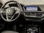 BMW 1-Serie 118i High Executive Automaat (APPLE CARPLAY, DEALER ONDERHOUDEN, GROOT NAVI, STUUR/STOELVERWARMING, SPORTSTOELEN, PARKEERSENSOREN, GETINT GLAS, CRUISE, NIEUWSTAAT)