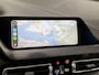 BMW 1-Serie 118i High Executive Automaat (APPLE CARPLAY, DEALER ONDERHOUDEN, GROOT NAVI, STUUR/STOELVERWARMING, SPORTSTOELEN, PARKEERSENSOREN, GETINT GLAS, CRUISE, NIEUWSTAAT)