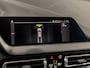BMW 1-Serie 118i High Executive Automaat (APPLE CARPLAY, DEALER ONDERHOUDEN, GROOT NAVI, STUUR/STOELVERWARMING, SPORTSTOELEN, PARKEERSENSOREN, GETINT GLAS, CRUISE, NIEUWSTAAT)