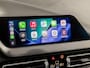 BMW 1-Serie 118i High Executive Automaat (APPLE CARPLAY, DEALER ONDERHOUDEN, GROOT NAVI, STUUR/STOELVERWARMING, SPORTSTOELEN, PARKEERSENSOREN, GETINT GLAS, CRUISE, NIEUWSTAAT)