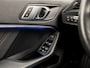 BMW 1-Serie 118i High Executive Automaat (APPLE CARPLAY, DEALER ONDERHOUDEN, GROOT NAVI, STUUR/STOELVERWARMING, SPORTSTOELEN, PARKEERSENSOREN, GETINT GLAS, CRUISE, NIEUWSTAAT)