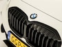 BMW 1-Serie 118i High Executive Automaat (APPLE CARPLAY, DEALER ONDERHOUDEN, GROOT NAVI, STUUR/STOELVERWARMING, SPORTSTOELEN, PARKEERSENSOREN, GETINT GLAS, CRUISE, NIEUWSTAAT)