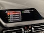 BMW 1-Serie 118i High Executive Automaat (APPLE CARPLAY, DEALER ONDERHOUDEN, GROOT NAVI, STUUR/STOELVERWARMING, SPORTSTOELEN, PARKEERSENSOREN, GETINT GLAS, CRUISE, NIEUWSTAAT)