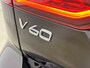 Volvo V60 T8 Recharge Ultra Dark | 19" | Trekhaak | Getint Glas | Panoramadak | Head-Up | Harman Kardon | Elektr. verst. Stoelen | Parkeercamera | Stoel/Stuur/Achterbankverwarming | Adaptieve Cruise | BLIS | Keyless