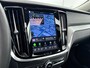 Volvo V60 T8 Recharge Ultra Dark | 19" | Trekhaak | Getint Glas | Panoramadak | Head-Up | Harman Kardon | Elektr. verst. Stoelen | Parkeercamera | Stoel/Stuur/Achterbankverwarming | Adaptieve Cruise | BLIS | Keyless