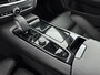 Volvo V60 T8 Recharge Ultra Dark | 19" | Trekhaak | Getint Glas | Panoramadak | Head-Up | Harman Kardon | Elektr. verst. Stoelen | Parkeercamera | Stoel/Stuur/Achterbankverwarming | Adaptieve Cruise | BLIS | Keyless