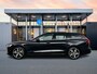 Volvo V60 T8 Recharge Ultra Dark | 19" | Trekhaak | Getint Glas | Panoramadak | Head-Up | Harman Kardon | Elektr. verst. Stoelen | Parkeercamera | Stoel/Stuur/Achterbankverwarming | Adaptieve Cruise | BLIS | Keyless