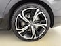 Volvo V60 T8 Recharge Ultra Dark | 19" | Trekhaak | Getint Glas | Panoramadak | Head-Up | Harman Kardon | Elektr. verst. Stoelen | Parkeercamera | Stoel/Stuur/Achterbankverwarming | Adaptieve Cruise | BLIS | Keyless