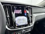Volvo V60 T8 Recharge Ultra Dark | 19" | Trekhaak | Getint Glas | Panoramadak | Head-Up | Harman Kardon | Elektr. verst. Stoelen | Parkeercamera | Stoel/Stuur/Achterbankverwarming | Adaptieve Cruise | BLIS | Keyless