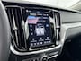 Volvo V60 T8 Recharge Ultra Dark | 19" | Trekhaak | Getint Glas | Panoramadak | Head-Up | Harman Kardon | Elektr. verst. Stoelen | Parkeercamera | Stoel/Stuur/Achterbankverwarming | Adaptieve Cruise | BLIS | Keyless