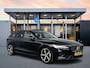 Volvo V60 T8 Recharge Ultra Dark | 19" | Trekhaak | Getint Glas | Panoramadak | Head-Up | Harman Kardon | Elektr. verst. Stoelen | Parkeercamera | Stoel/Stuur/Achterbankverwarming | Adaptieve Cruise | BLIS | Keyless