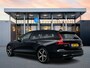 Volvo V60 T8 Recharge Ultra Dark | 19" | Trekhaak | Getint Glas | Panoramadak | Head-Up | Harman Kardon | Elektr. verst. Stoelen | Parkeercamera | Stoel/Stuur/Achterbankverwarming | Adaptieve Cruise | BLIS | Keyless