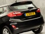 Ford Fiesta 1.0 EcoBoost Titanium (APPLE CARPLAY, GROOT NAVI, LED KOPLAMPEN, PARKEERSENSOREN, KEYLESS, SPORTSTOELEN, LM VELGEN, CRUISE, ELEK PAKKET, NIEUWSTAAT)