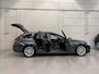 BMW 5-Serie Touring 520d High Exe PANO/LED/TREKHAAK/ZWART LEER/18"/NAVI-GROOT/ECC/CRUISE/STOELVERWARMING/PRIVACY/MINERALGRAU/PERFECT ONDERHOUDEN MET VOLLEDIGE HISTORIE/EURO 6