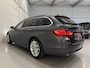 BMW 5-Serie Touring 520d High Exe PANO/LED/TREKHAAK/ZWART LEER/18"/NAVI-GROOT/ECC/CRUISE/STOELVERWARMING/PRIVACY/MINERALGRAU/PERFECT ONDERHOUDEN MET VOLLEDIGE HISTORIE/EURO 6