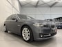 BMW 5-Serie Touring 520d High Exe PANO/LED/TREKHAAK/ZWART LEER/18"/NAVI-GROOT/ECC/CRUISE/STOELVERWARMING/PRIVACY/MINERALGRAU/PERFECT ONDERHOUDEN MET VOLLEDIGE HISTORIE/EURO 6