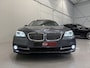 BMW 5-Serie Touring 520d High Exe PANO/LED/TREKHAAK/ZWART LEER/18"/NAVI-GROOT/ECC/CRUISE/STOELVERWARMING/PRIVACY/MINERALGRAU/PERFECT ONDERHOUDEN MET VOLLEDIGE HISTORIE/EURO 6