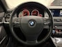 BMW 5-Serie Touring 520d High Exe PANO/LED/TREKHAAK/ZWART LEER/18"/NAVI-GROOT/ECC/CRUISE/STOELVERWARMING/PRIVACY/MINERALGRAU/PERFECT ONDERHOUDEN MET VOLLEDIGE HISTORIE/EURO 6