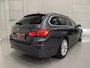 BMW 5-Serie Touring 520d High Exe PANO/LED/TREKHAAK/ZWART LEER/18"/NAVI-GROOT/ECC/CRUISE/STOELVERWARMING/PRIVACY/MINERALGRAU/PERFECT ONDERHOUDEN MET VOLLEDIGE HISTORIE/EURO 6
