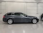 BMW 5-Serie Touring 520d High Exe PANO/LED/TREKHAAK/ZWART LEER/18"/NAVI-GROOT/ECC/CRUISE/STOELVERWARMING/PRIVACY/MINERALGRAU/PERFECT ONDERHOUDEN MET VOLLEDIGE HISTORIE/EURO 6