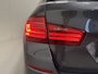 BMW 5-Serie Touring 520d High Exe PANO/LED/TREKHAAK/ZWART LEER/18"/NAVI-GROOT/ECC/CRUISE/STOELVERWARMING/PRIVACY/MINERALGRAU/PERFECT ONDERHOUDEN MET VOLLEDIGE HISTORIE/EURO 6