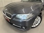 BMW 5-Serie Touring 520d High Exe PANO/LED/TREKHAAK/ZWART LEER/18"/NAVI-GROOT/ECC/CRUISE/STOELVERWARMING/PRIVACY/MINERALGRAU/PERFECT ONDERHOUDEN MET VOLLEDIGE HISTORIE/EURO 6