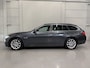 BMW 5-Serie Touring 520d High Exe PANO/LED/TREKHAAK/ZWART LEER/18"/NAVI-GROOT/ECC/CRUISE/STOELVERWARMING/PRIVACY/MINERALGRAU/PERFECT ONDERHOUDEN MET VOLLEDIGE HISTORIE/EURO 6