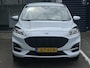 Ford Kuga 2.5 PHEV ST-Line X | Elektrische trekhaak | B&O | Elektrische kofferklep | Stoelverwarming (voor/achter) | Adaptive Cruise Control | Head-Up Display | Parkeercamera/-sensoren | Keyless Entry/Start | Climate Control | BLIS | Draadloze telefoonlader |