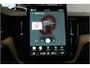 Volvo XC60 2.0 T6 AWD 293kW/399pk Aut8 Plug-in hybrid Ultra Dark Facelift! LUCHTVERING + PANORAMADAK + HARMAN/KARDON + ADAPT.CRUISE + HEAD-UP + STOELVERWARMING V&A + STUURVERWARMING + GOOGLE DASH + 360 CAMERA + BLIS + PARKSENSOREN + 21" LM-VELGEN!!