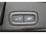 Volvo XC60 2.0 T6 AWD 293kW/399pk Aut8 Plug-in hybrid Ultra Dark Facelift! LUCHTVERING + PANORAMADAK + HARMAN/KARDON + ADAPT.CRUISE + HEAD-UP + STOELVERWARMING V&A + STUURVERWARMING + GOOGLE DASH + 360 CAMERA + BLIS + PARKSENSOREN + 21" LM-VELGEN!!