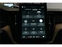 Volvo XC60 2.0 T6 AWD 293kW/399pk Aut8 Plug-in hybrid Ultra Dark Facelift! LUCHTVERING + PANORAMADAK + HARMAN/KARDON + ADAPT.CRUISE + HEAD-UP + STOELVERWARMING V&A + STUURVERWARMING + GOOGLE DASH + 360 CAMERA + BLIS + PARKSENSOREN + 21" LM-VELGEN!!