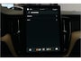 Volvo XC60 2.0 T6 AWD 293kW/399pk Aut8 Plug-in hybrid Ultra Dark Facelift! LUCHTVERING + PANORAMADAK + HARMAN/KARDON + ADAPT.CRUISE + HEAD-UP + STOELVERWARMING V&A + STUURVERWARMING + GOOGLE DASH + 360 CAMERA + BLIS + PARKSENSOREN + 21" LM-VELGEN!!