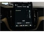 Volvo XC60 2.0 T6 AWD 293kW/399pk Aut8 Plug-in hybrid Ultra Dark Facelift! LUCHTVERING + PANORAMADAK + HARMAN/KARDON + ADAPT.CRUISE + HEAD-UP + STOELVERWARMING V&A + STUURVERWARMING + GOOGLE DASH + 360 CAMERA + BLIS + PARKSENSOREN + 21" LM-VELGEN!!